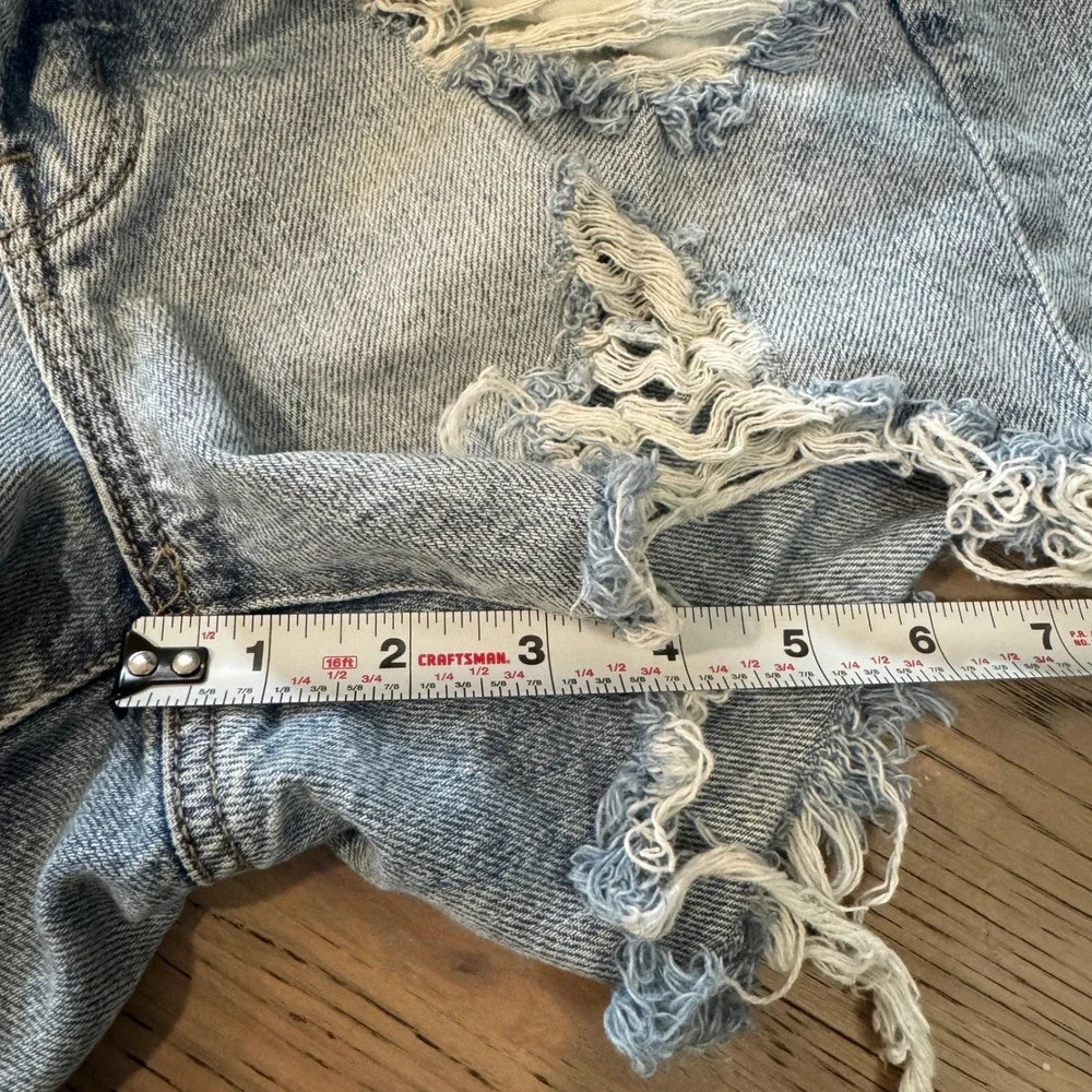 American Eagle Outfitters Distressed Denim‎ Boyfriend Shorts Light Wash Size 2